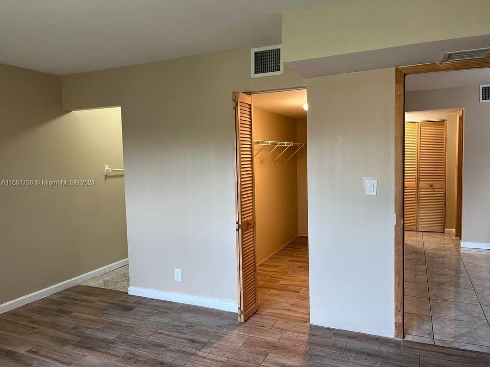 Active With Contract: $1,600 (1 beds, 1 baths, 840 Square Feet)