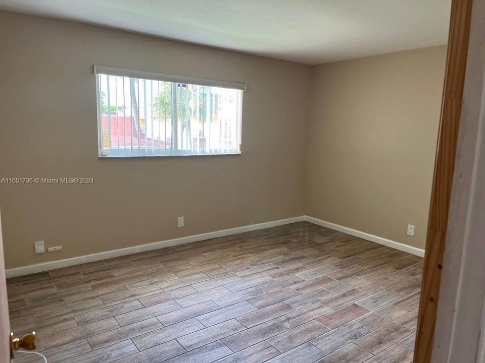 Active With Contract: $1,600 (1 beds, 1 baths, 840 Square Feet)