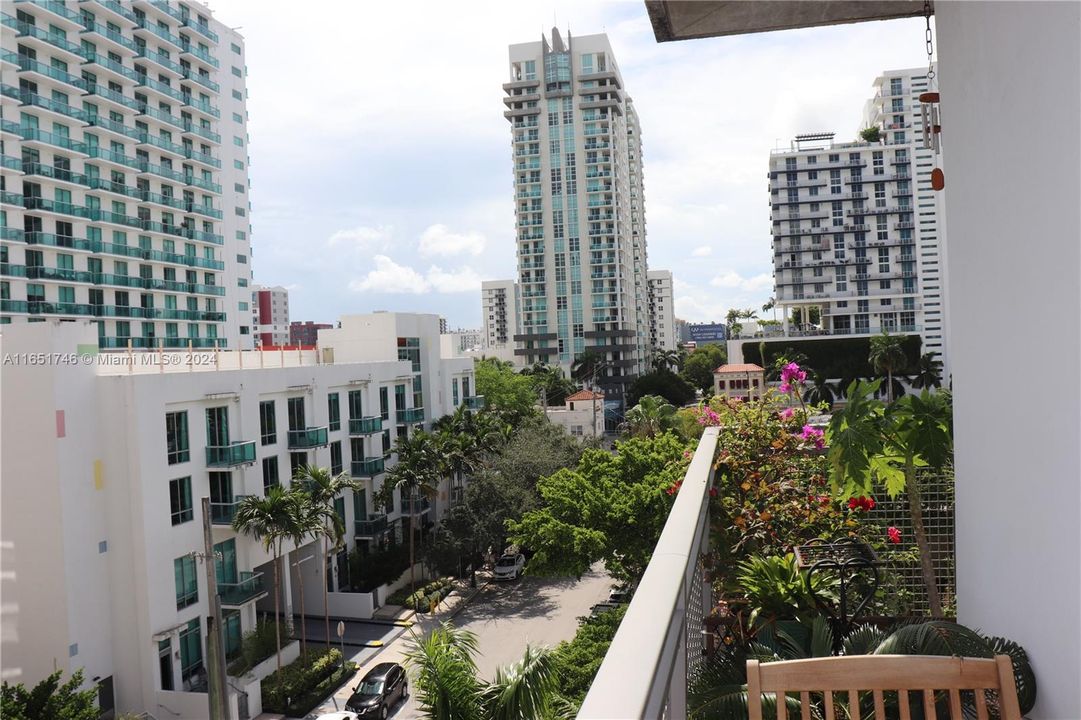 Active With Contract: $385,000 (1 beds, 1 baths, 822 Square Feet)