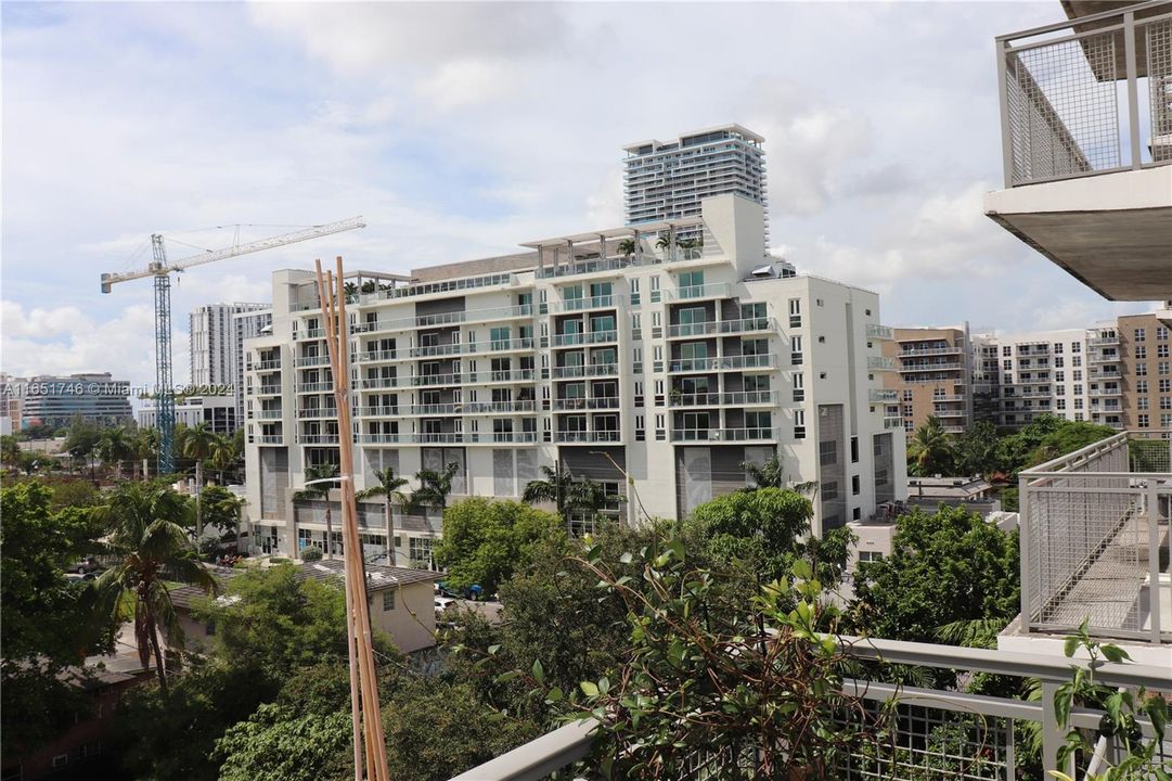 Active With Contract: $385,000 (1 beds, 1 baths, 822 Square Feet)