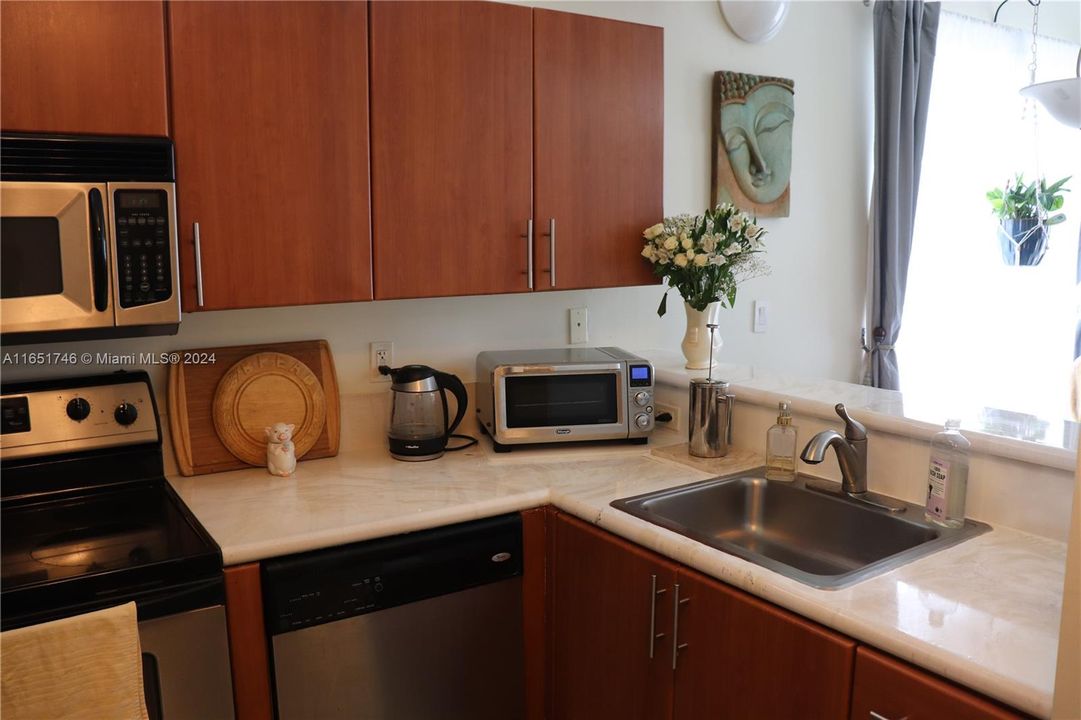 Active With Contract: $385,000 (1 beds, 1 baths, 822 Square Feet)