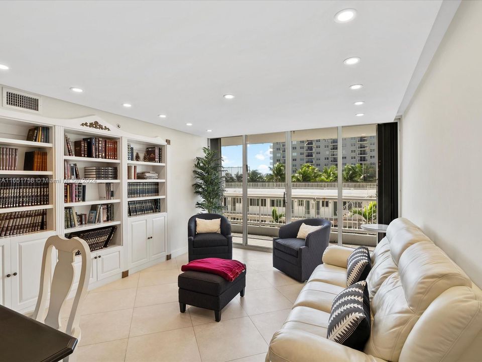 For Sale: $825,000 (2 beds, 2 baths, 1277 Square Feet)