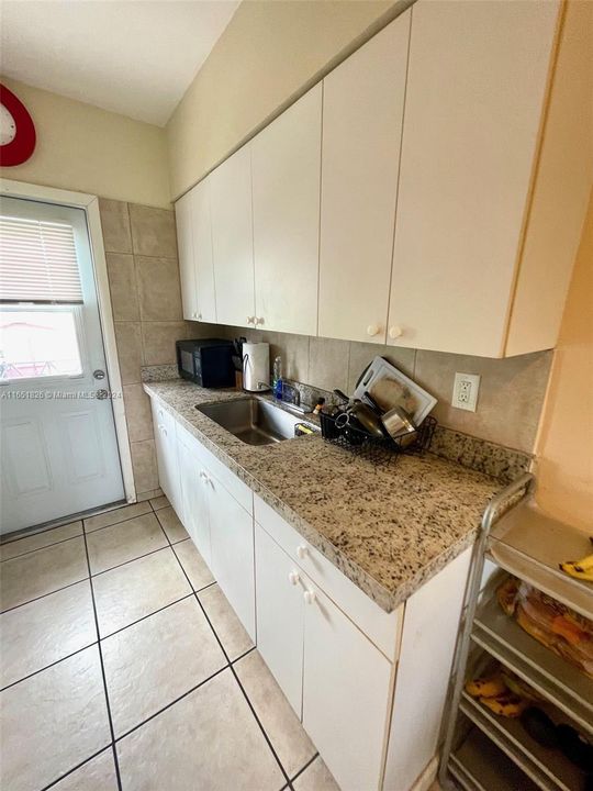 Recently Rented: $2,050 (2 beds, 1 baths, 800 Square Feet)