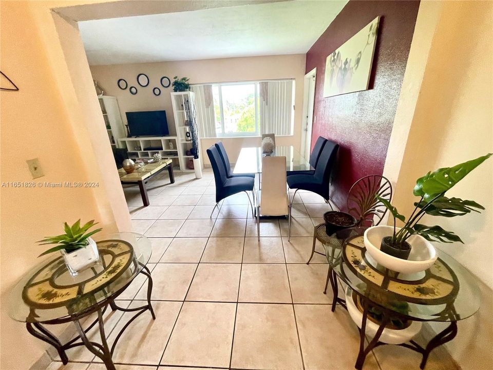 Recently Rented: $2,050 (2 beds, 1 baths, 800 Square Feet)