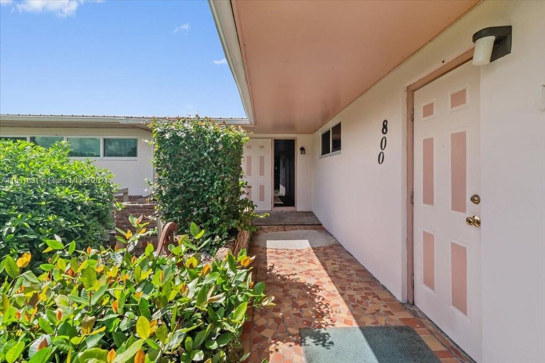 Active With Contract: $299,995 (2 beds, 2 baths, 1552 Square Feet)