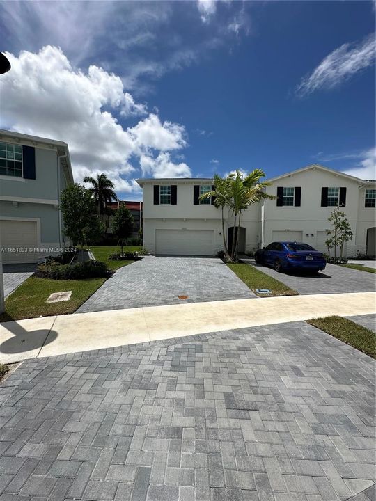 Active With Contract: $3,100 (4 beds, 2 baths, 1754 Square Feet)