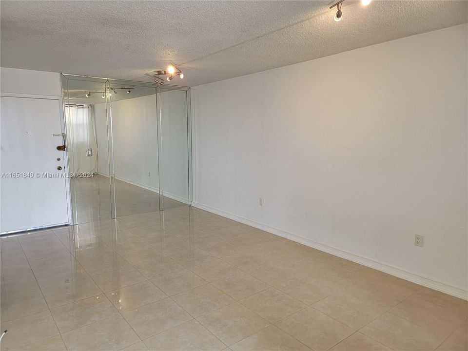 For Sale: $229,331 (1 beds, 1 baths, 776 Square Feet)