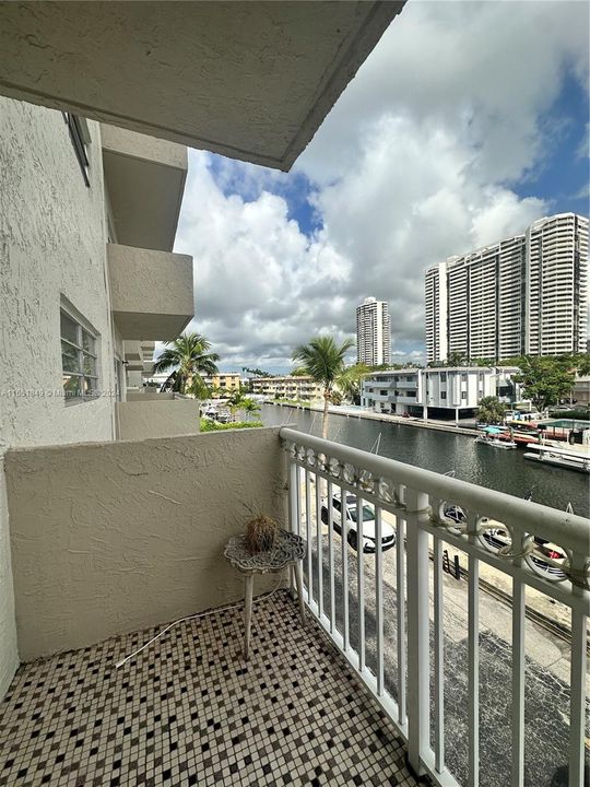 Active With Contract: $1,850 (1 beds, 1 baths, 830 Square Feet)