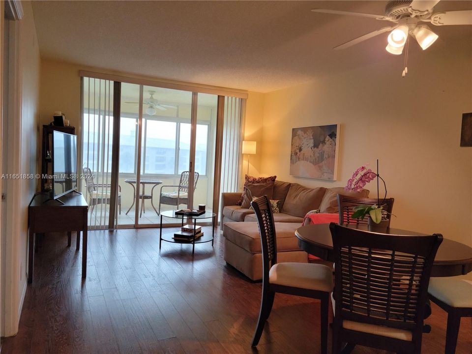 Active With Contract: $1,950 (1 beds, 1 baths, 940 Square Feet)