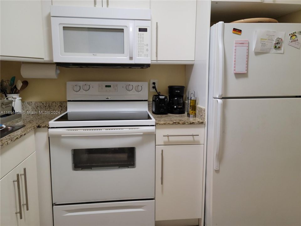 Active With Contract: $1,950 (1 beds, 1 baths, 940 Square Feet)