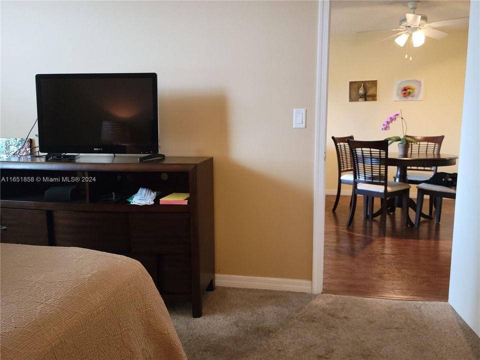 Active With Contract: $1,950 (1 beds, 1 baths, 940 Square Feet)