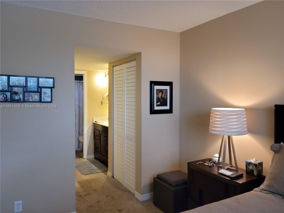 Active With Contract: $1,950 (1 beds, 1 baths, 940 Square Feet)