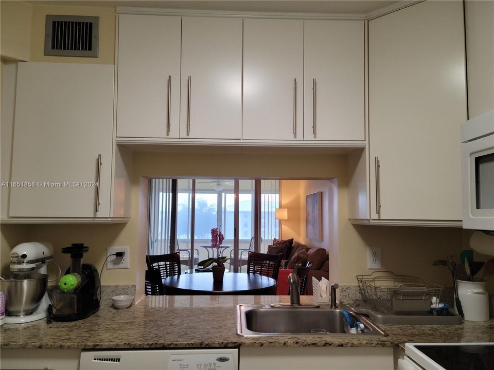 Active With Contract: $1,950 (1 beds, 1 baths, 940 Square Feet)