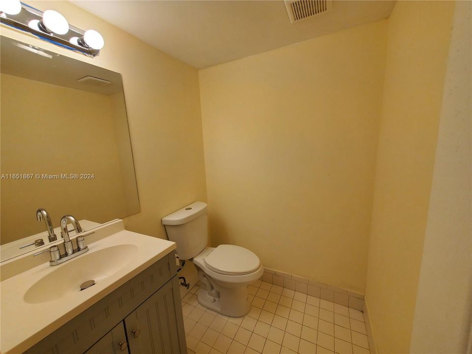 For Rent: $1,750 (1 beds, 1 baths, 811 Square Feet)