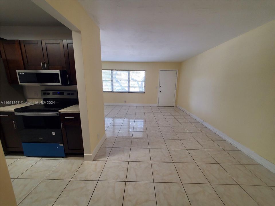 For Rent: $1,750 (1 beds, 1 baths, 811 Square Feet)