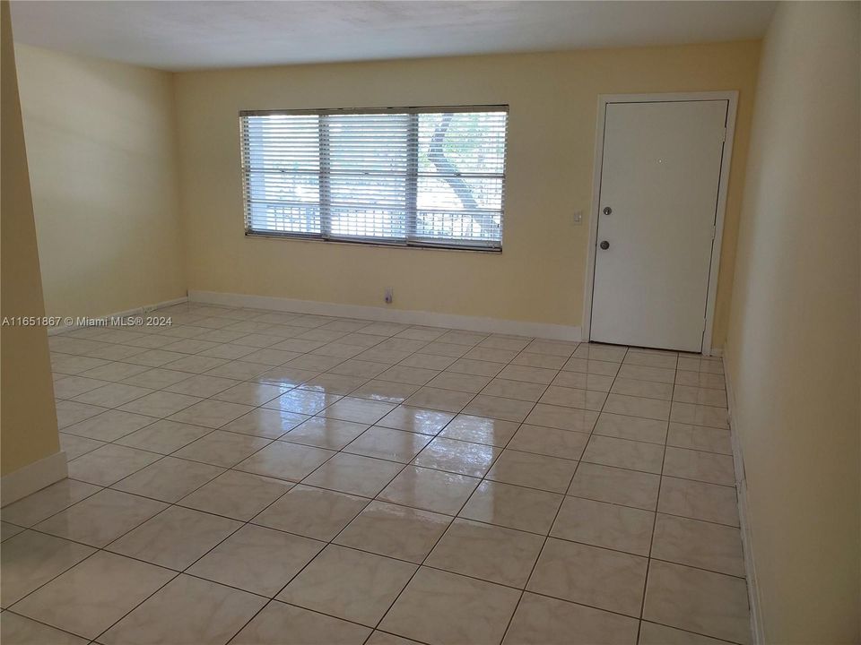 For Rent: $1,750 (1 beds, 1 baths, 811 Square Feet)