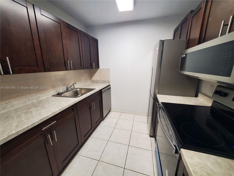 For Rent: $1,750 (1 beds, 1 baths, 811 Square Feet)