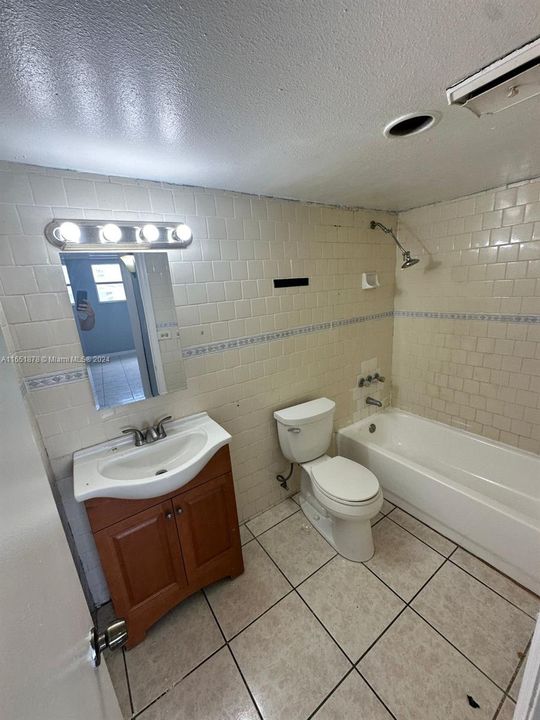 Active With Contract: $1,715 (1 beds, 1 baths, 600 Square Feet)