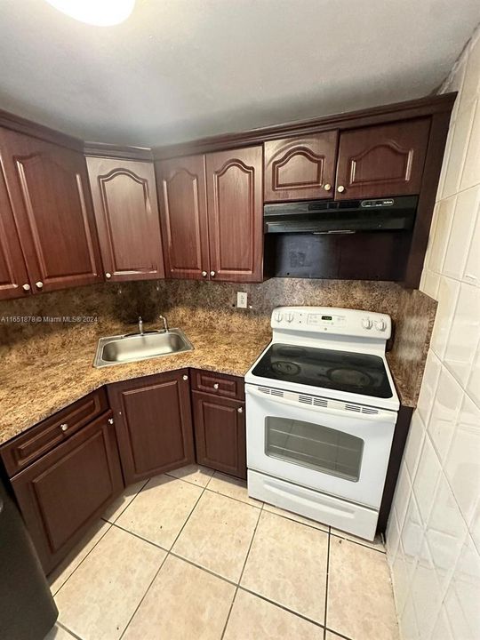 Active With Contract: $1,715 (1 beds, 1 baths, 600 Square Feet)