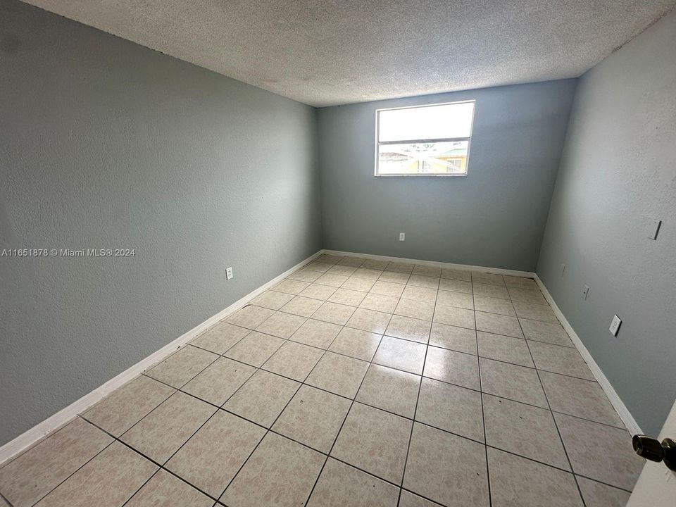 Active With Contract: $1,715 (1 beds, 1 baths, 600 Square Feet)