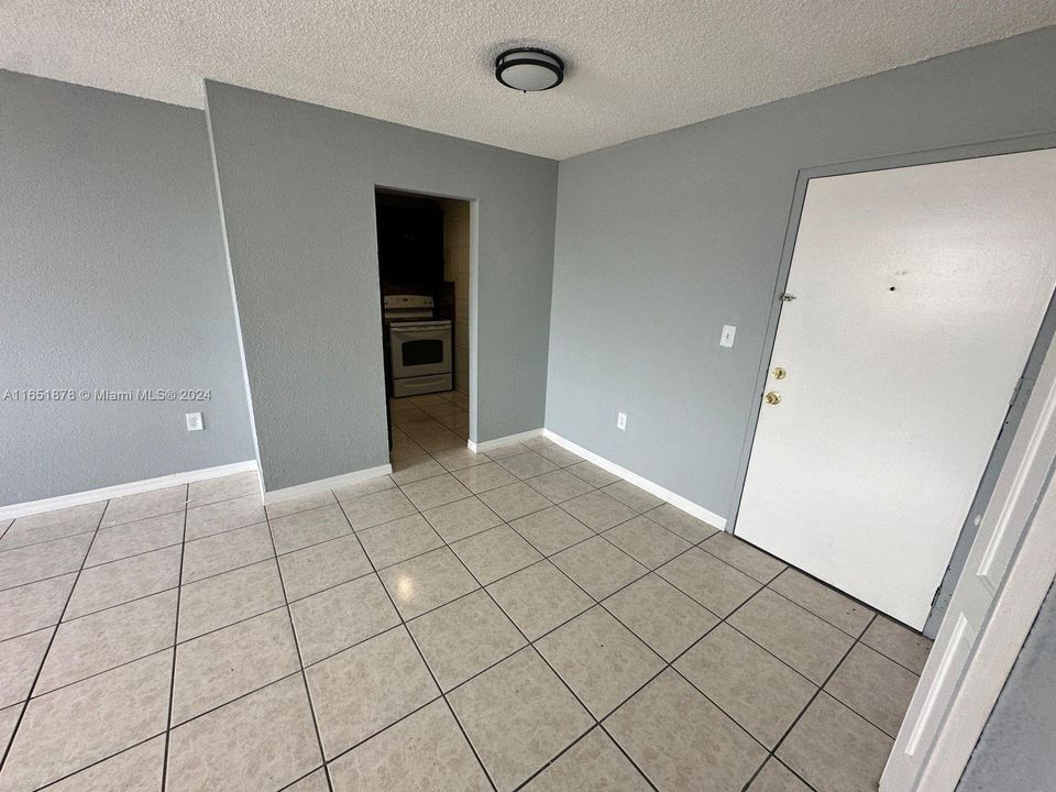 Active With Contract: $1,715 (1 beds, 1 baths, 600 Square Feet)