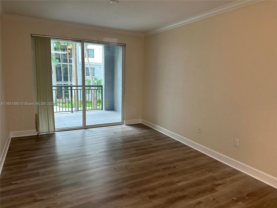 Active With Contract: $1,800 (1 beds, 1 baths, 744 Square Feet)