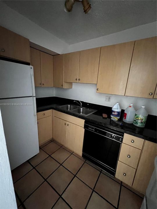 For Sale: $199,500 (1 beds, 1 baths, 560 Square Feet)