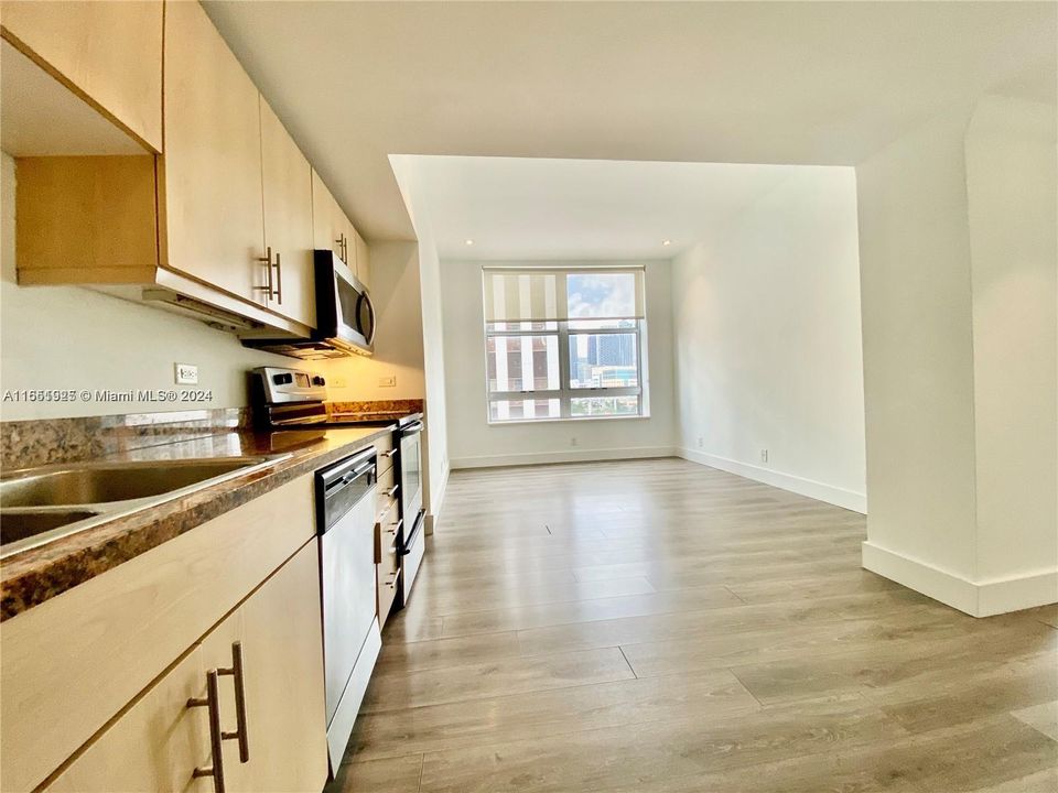 For Sale: $375,000 (2 beds, 1 baths, 855 Square Feet)