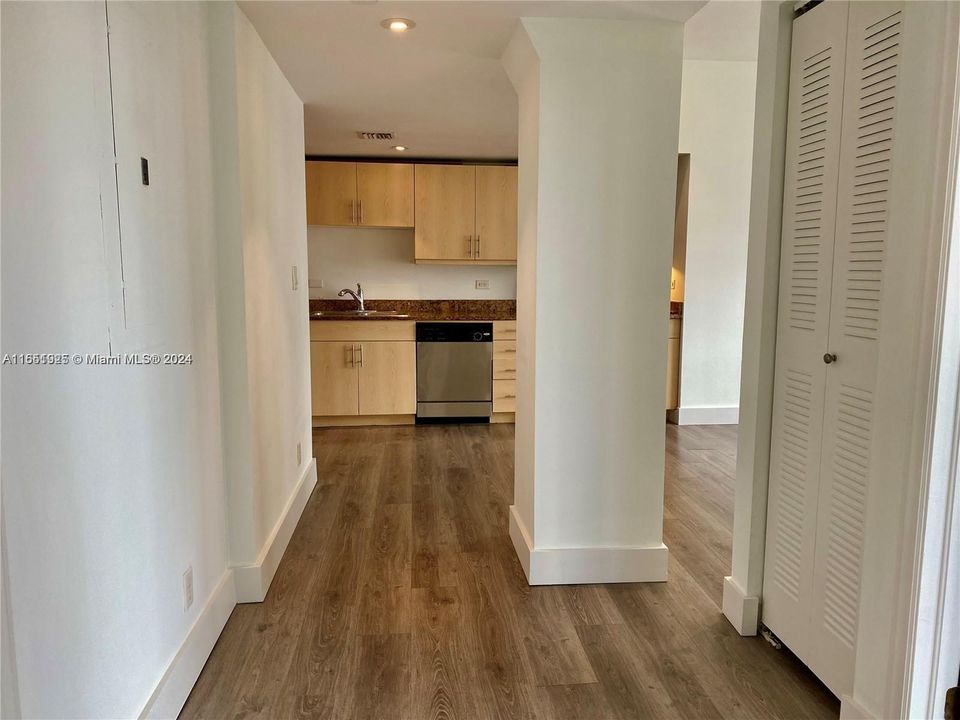 For Sale: $375,000 (2 beds, 1 baths, 855 Square Feet)