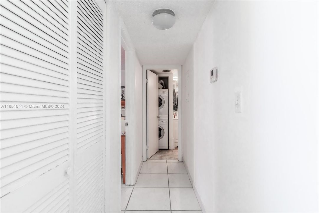 Active With Contract: $595,000 (1 beds, 1 baths, 751 Square Feet)