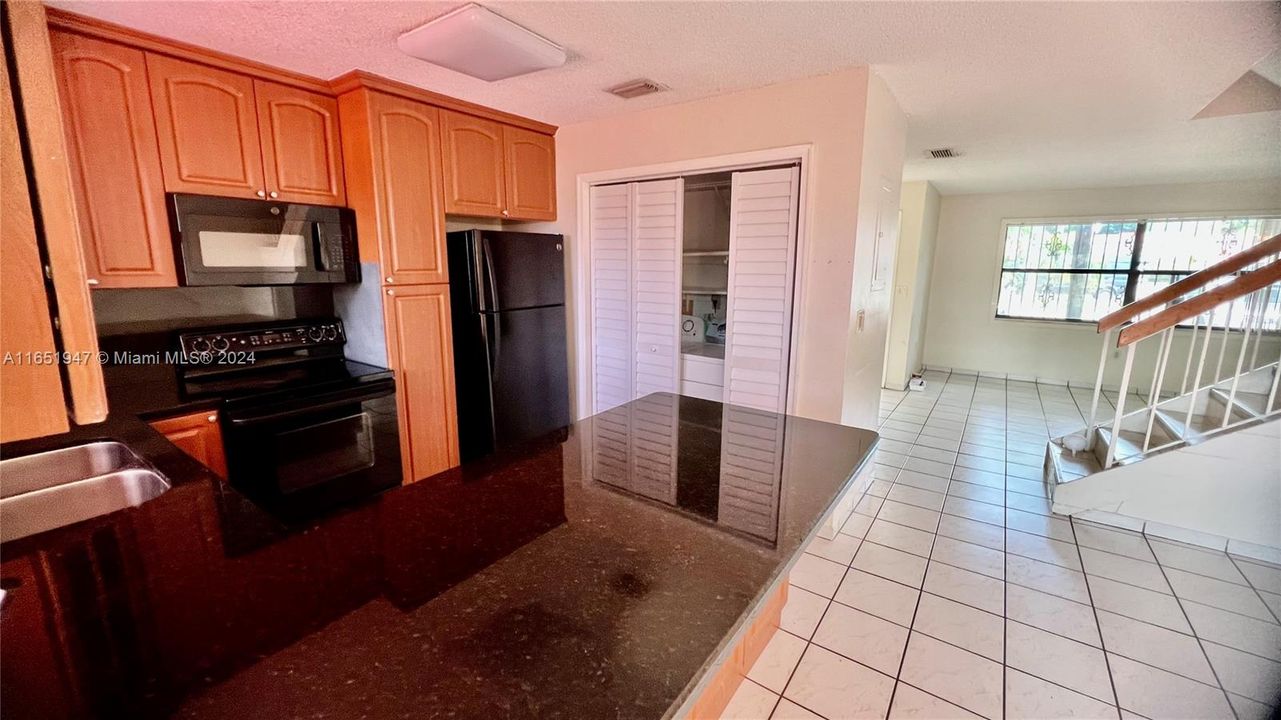 Active With Contract: $2,900 (3 beds, 2 baths, 1260 Square Feet)