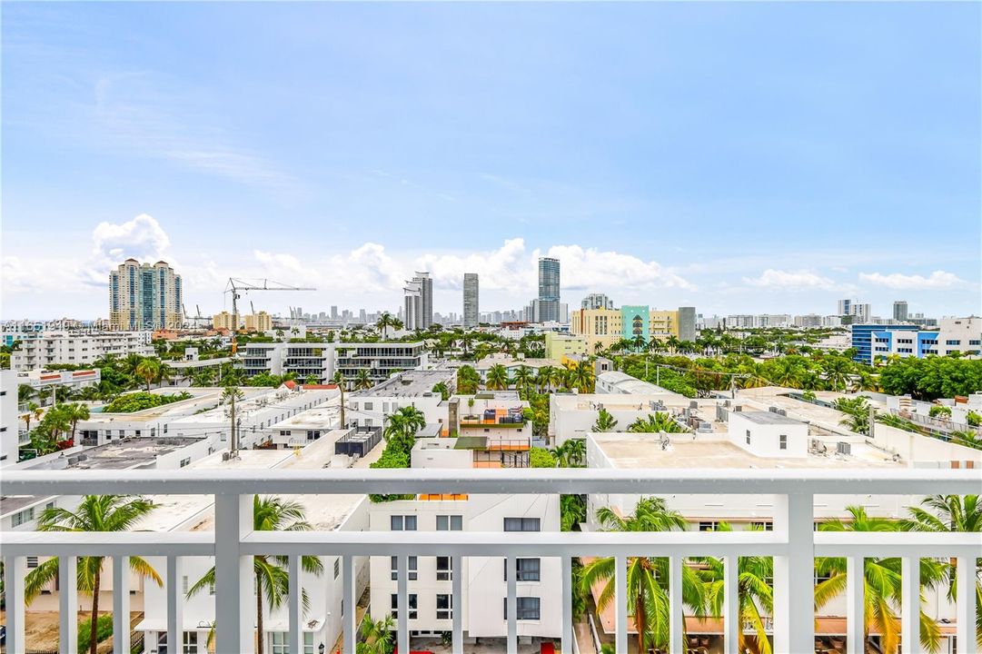 Active With Contract: $499,000 (1 beds, 1 baths, 662 Square Feet)