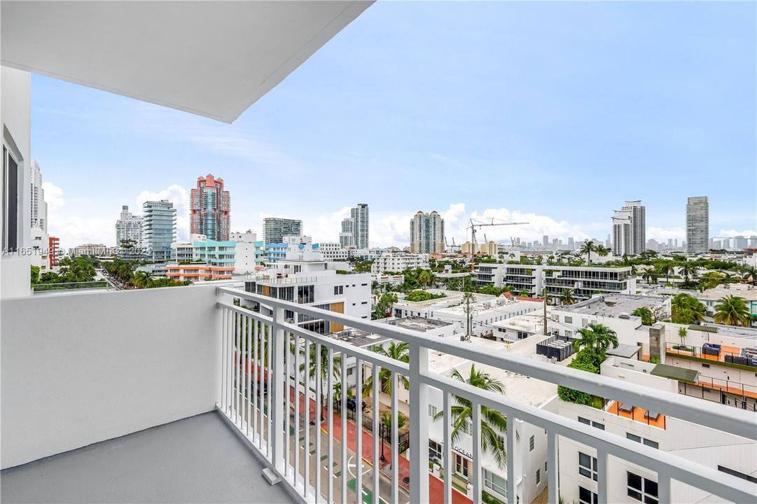 Active With Contract: $499,000 (1 beds, 1 baths, 662 Square Feet)