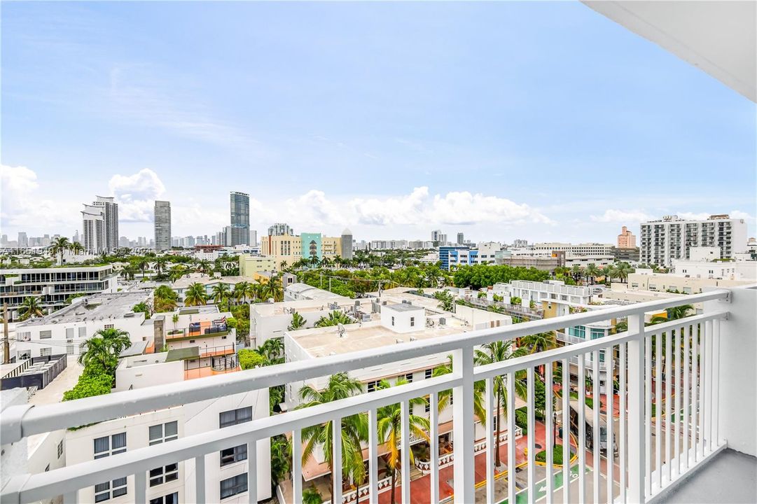 Active With Contract: $499,000 (1 beds, 1 baths, 662 Square Feet)