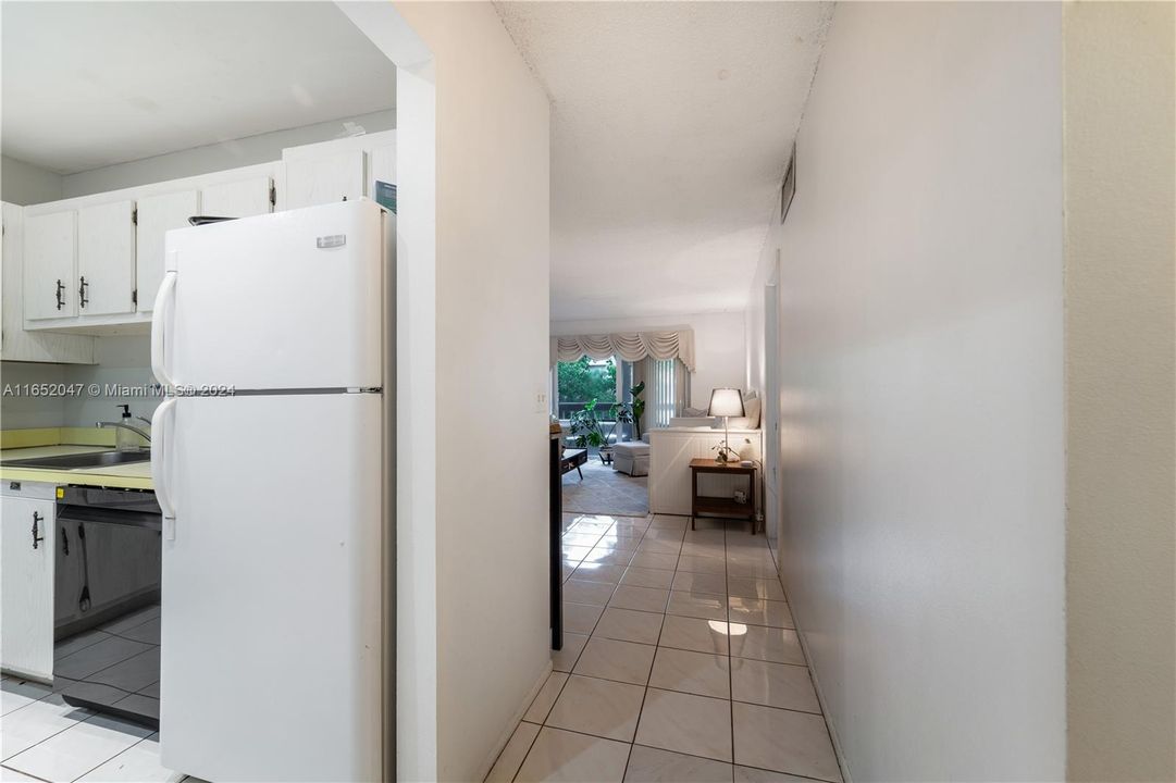 For Sale: $265,000 (1 beds, 1 baths, 712 Square Feet)