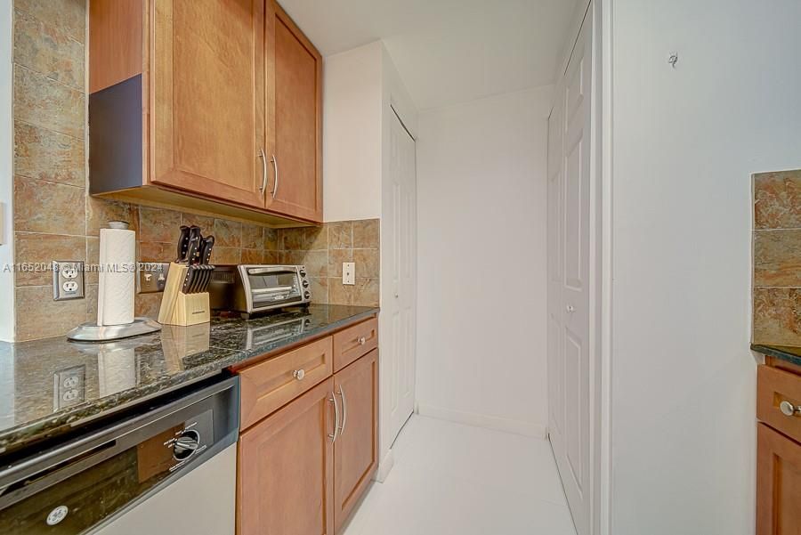 For Sale: $435,000 (1 beds, 1 baths, 726 Square Feet)