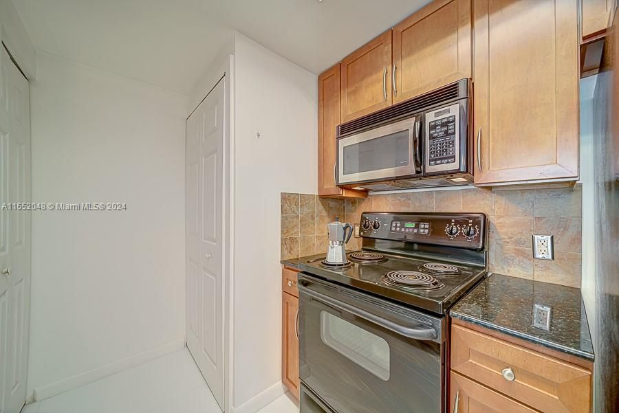 For Sale: $435,000 (1 beds, 1 baths, 726 Square Feet)