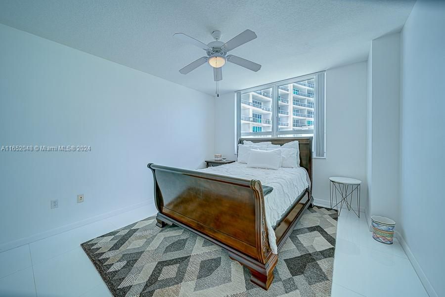 For Sale: $435,000 (1 beds, 1 baths, 726 Square Feet)