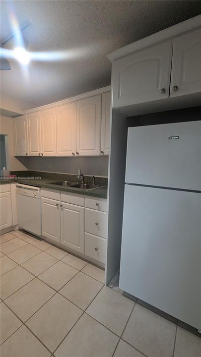 Active With Contract: $2,100 (2 beds, 2 baths, 965 Square Feet)