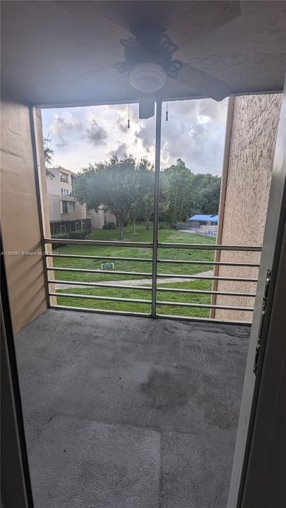 Active With Contract: $2,100 (2 beds, 2 baths, 965 Square Feet)