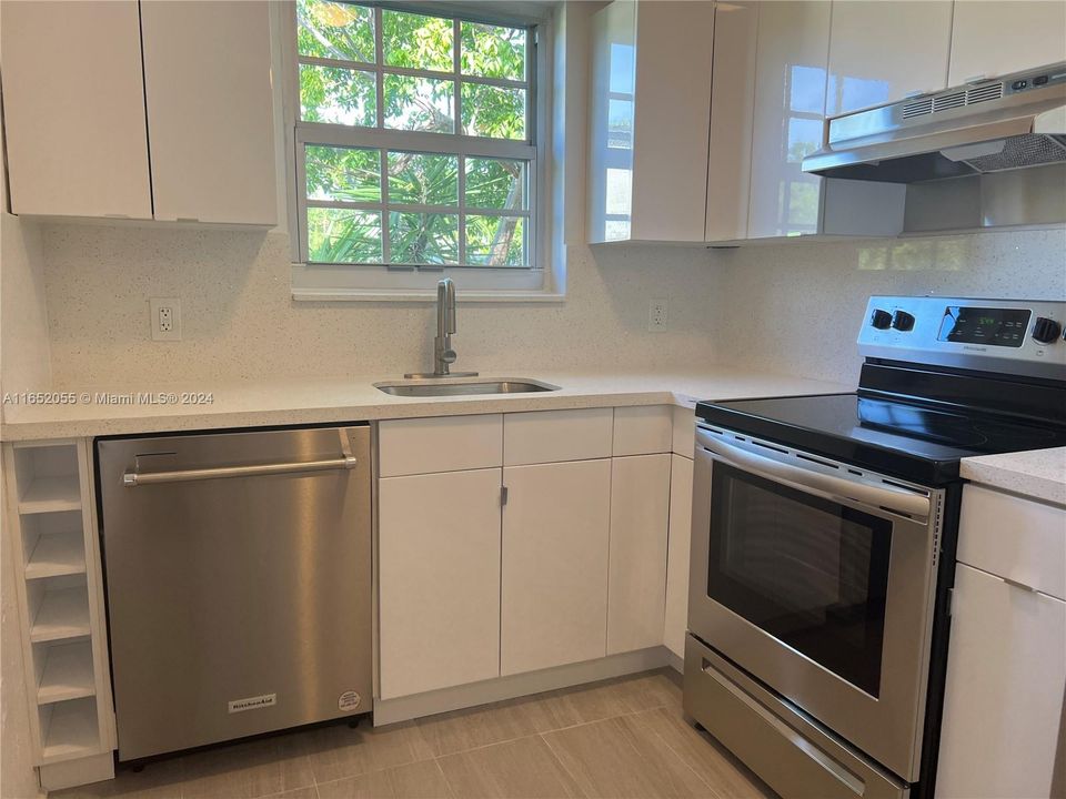 For Rent: $2,500 (1 beds, 1 baths, 717 Square Feet)