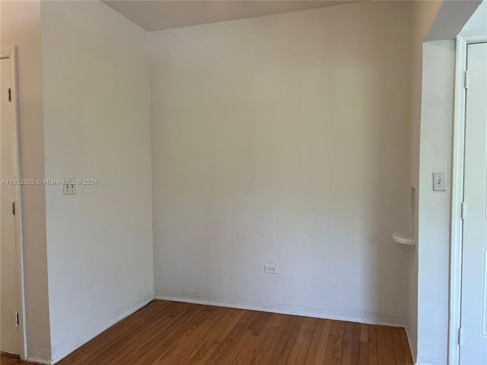 For Rent: $2,500 (1 beds, 1 baths, 717 Square Feet)