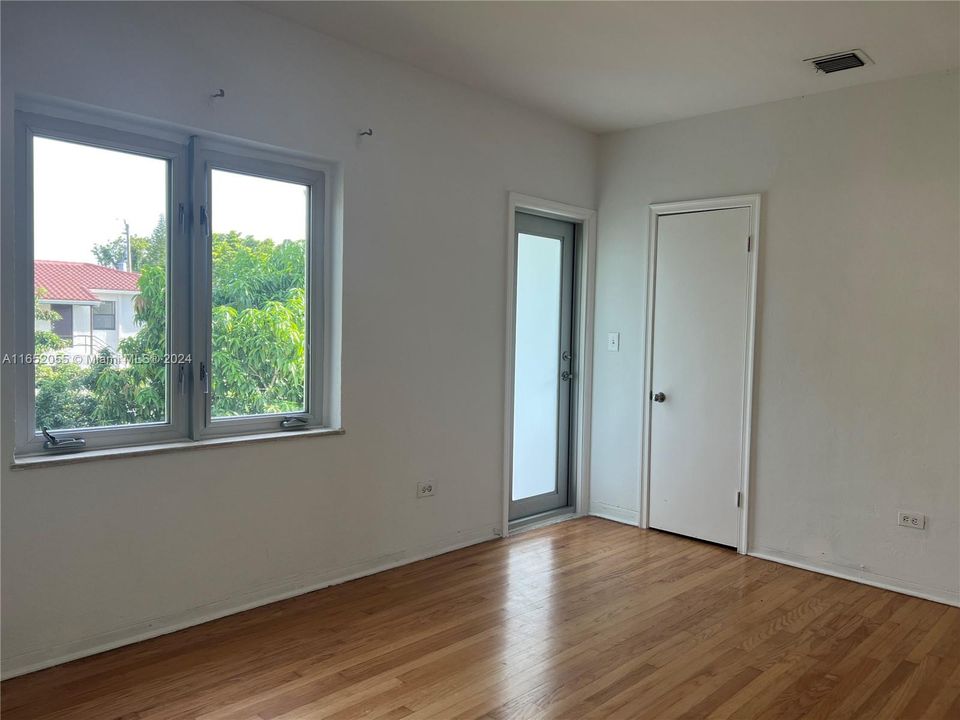 For Rent: $2,500 (1 beds, 1 baths, 717 Square Feet)