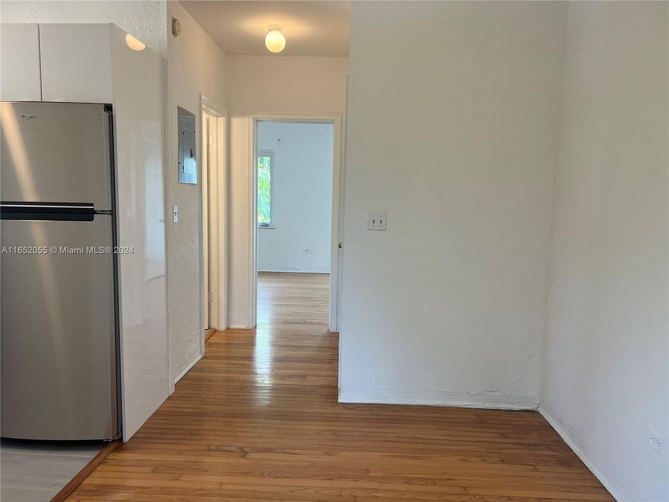 For Rent: $2,500 (1 beds, 1 baths, 717 Square Feet)