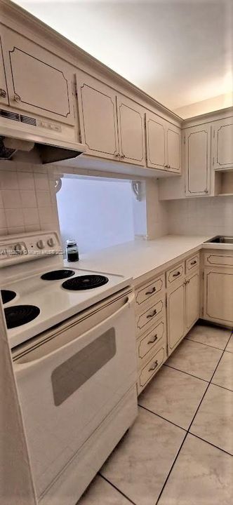 For Sale: $130,000 (1 beds, 1 baths, 770 Square Feet)