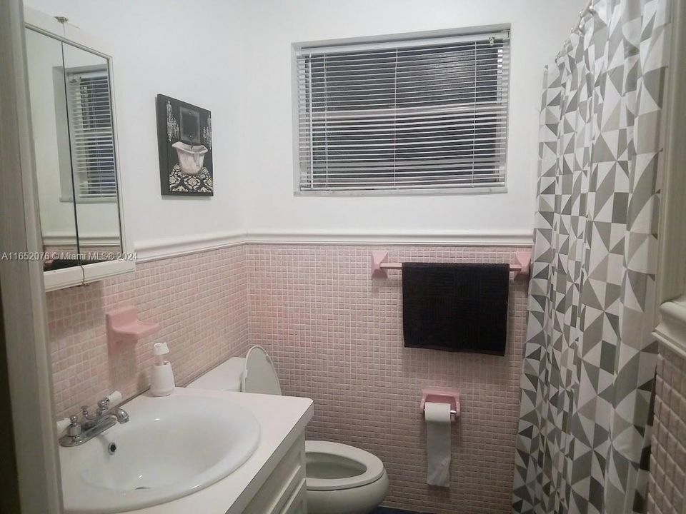 For Sale: $130,000 (1 beds, 1 baths, 770 Square Feet)