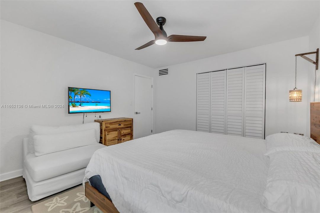 Active With Contract: $349,000 (1 beds, 1 baths, 742 Square Feet)