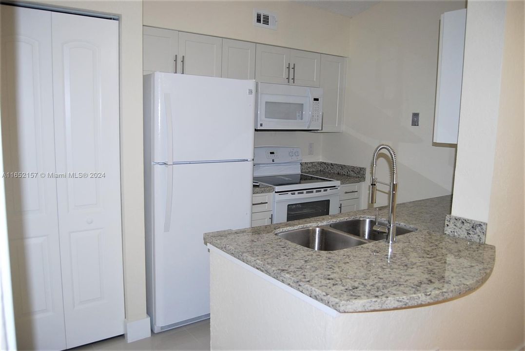 For Rent: $1,800 (1 beds, 1 baths, 804 Square Feet)