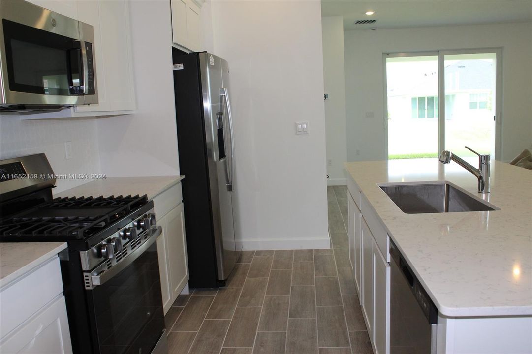 Active With Contract: $3,400 (3 beds, 2 baths, 1757 Square Feet)