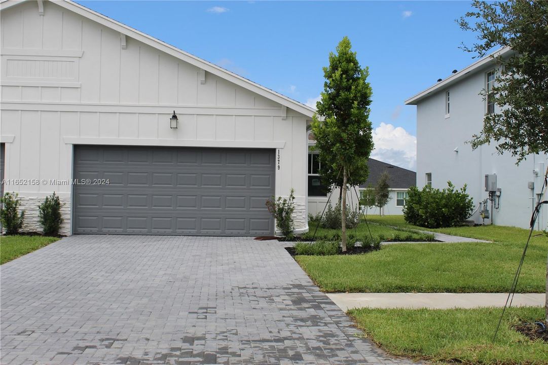 Active With Contract: $3,400 (3 beds, 2 baths, 1757 Square Feet)